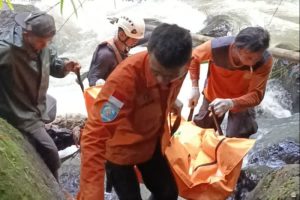 SAR gabungan evakuasi remaja hanyut di Sungai Air Terjun Minahasa