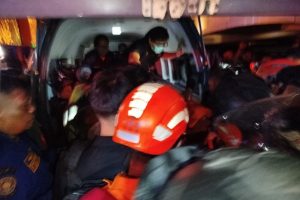 Tim SAR evakuasi korban meninggal kebakaran di Megamall Manado