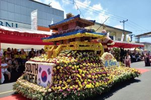 TIFF: Puluhan kendaraan hias ikut karnaval di Tomohon