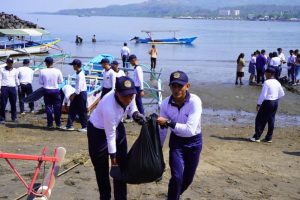 Kodaeral VII bersihkan destinasi wisata Pantai Karang Ria Manado