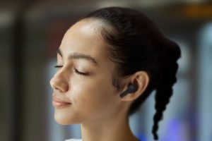 Pakai earbuds Bluetooth setiap hari, berbahaya bagi kesehatan?