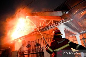 Foto – Kebakaran sejumlah rumah di Sario Manado