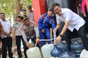Kapolda Sulut dan Wali Kota Manado bantu air bersih warga Pulau Siladen