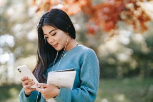 Kenapa Gen Z kembali pakai earphone kabel? Ini 4 alasannya