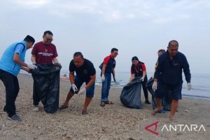 PW Pemuda Muslim dan KB BKPRMI bersihkan pantai Manado